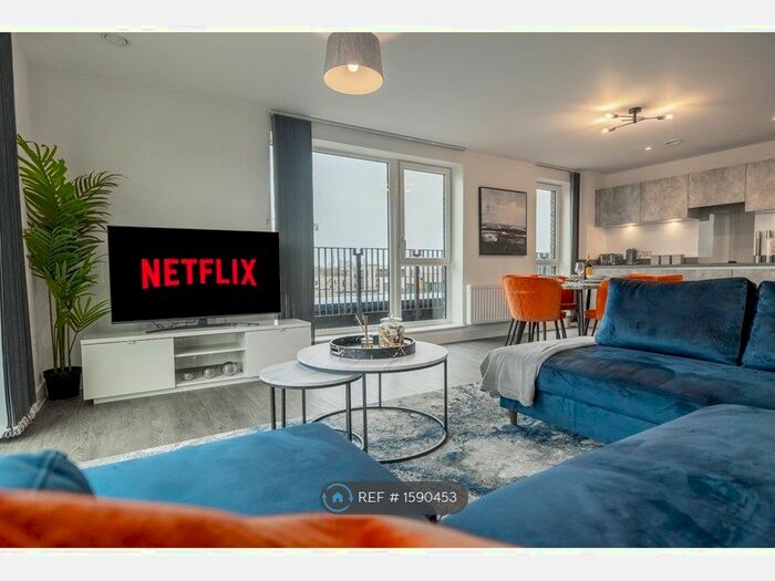 3 Bedroom Flat To Rent In Canal House, Campbell Park, Milton Keynes, MK9