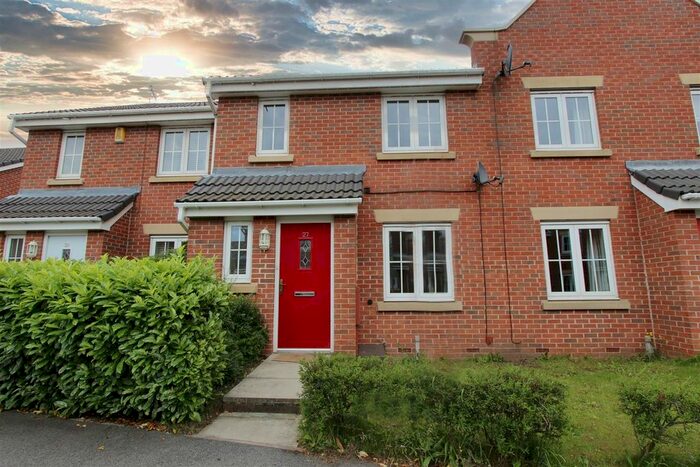 3 Bedroom Town House To Rent In Archdale Close, Chesterfield, Derbyshire, S40