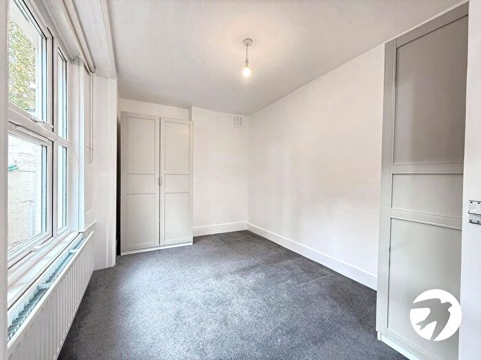 2 Bedroom Flat For Sale In Cressingham Road, London, SE13