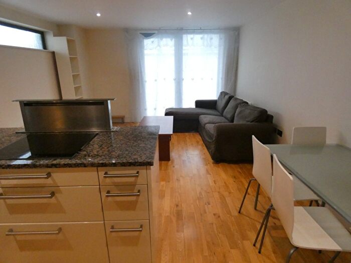 3 Bedroom Flat To Rent In Parkview Apartments, Chrisp Street, London, E14