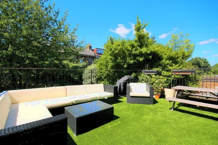 2 Bedroom Flat To Rent In Finsbury Park Road, N4