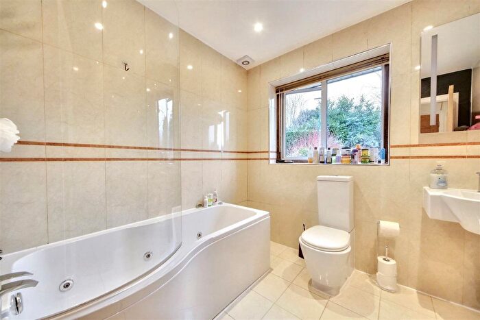 4 Bedroom Detached House For Sale In Craigweil Avenue, Radlett, WD7