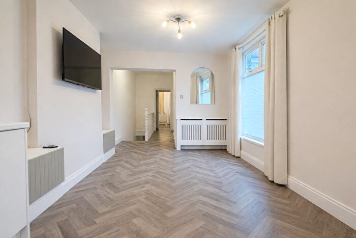 3 Bedroom Maisonette To Rent In Crescent Road, London, E18