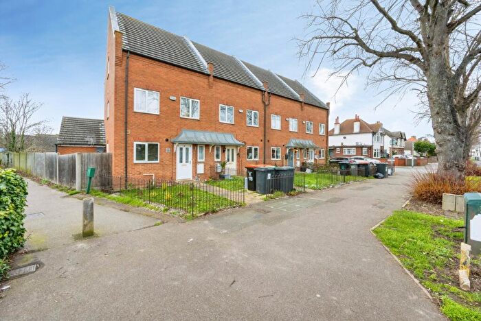 4 Bedroom End Of Terrace House For Sale In Elstow Road, Bedford, Bedfordshire, MK42