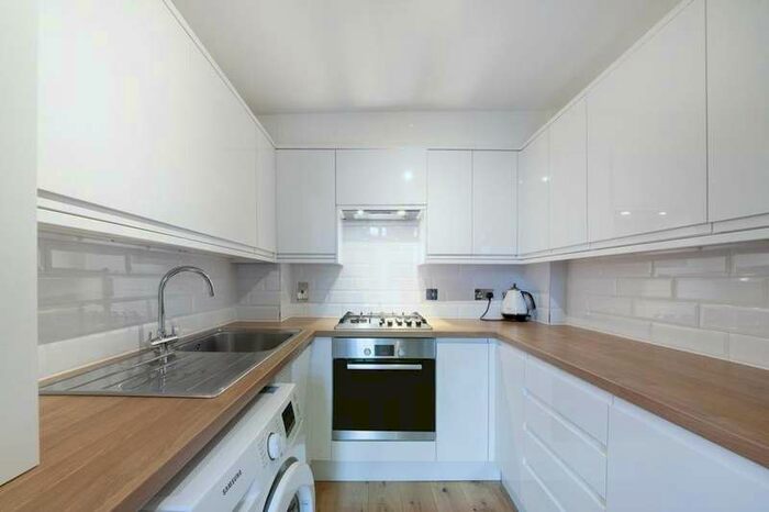 2 Bedroom Flat To Rent In Asher Way, London E1W