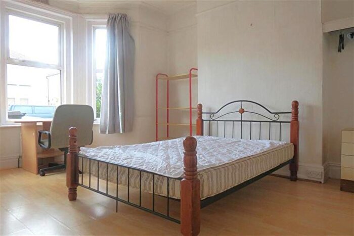 3 Bedroom Flat To Rent In Bedroom Ground Floor Flat In Charminster, BH3