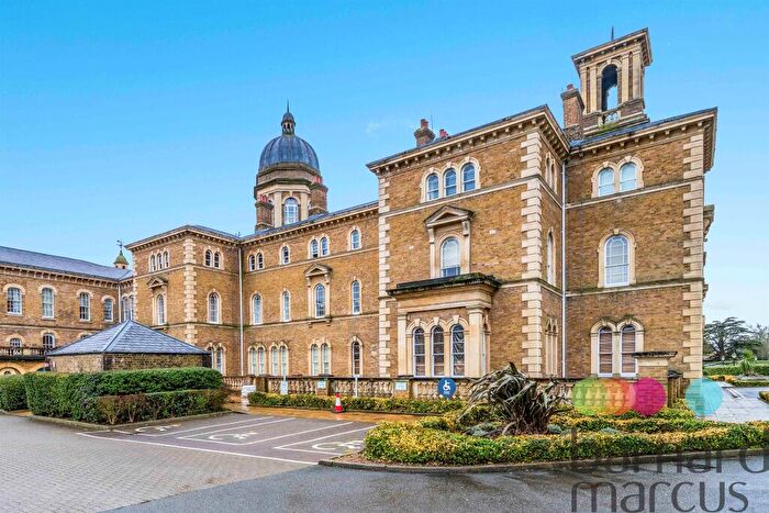 2 Bedroom Flat For Sale In Royal Drive, London, N11