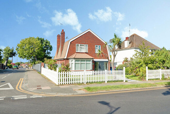 3 Bedroom Detached House To Rent In Woodside, Leigh-on-sea, SS9