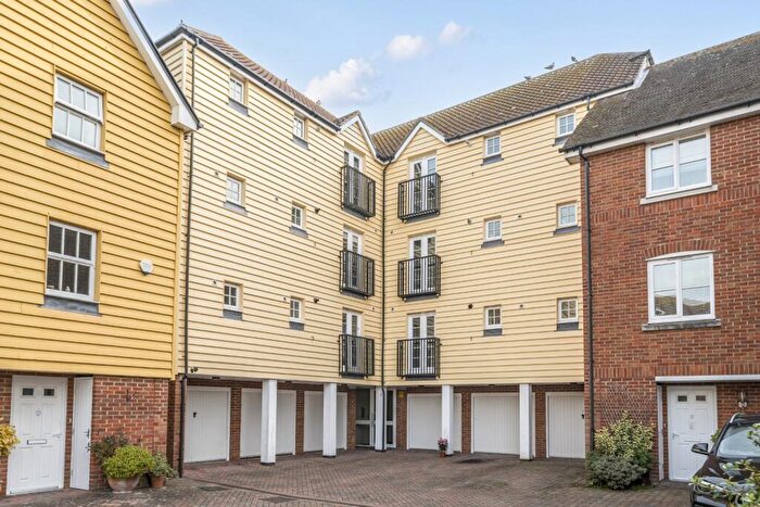 2 Bedroom Apartment For Sale In Bridge Close, Sandwich, Kent, CT13