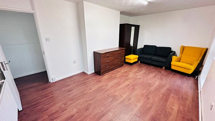 3 Bedroom Flat To Rent In Ilford Lane, Ilford, IG1