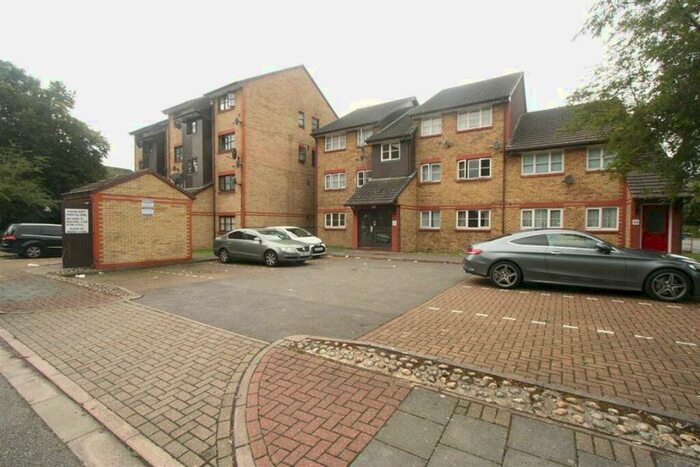 2 Bedroom Flat To Rent In Swallow Drive, Neasden, NW10