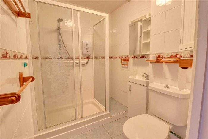 1 Bedroom Apartment For Sale In Westcliff Court, Clacton On Sea, CO15