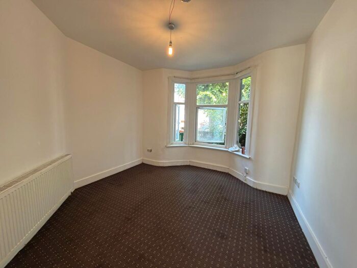2 Bedroom Flat To Rent In Manor Park, E12