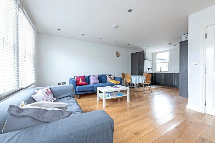 3 Bedroom Flat To Rent In Longley Road, London, SW17