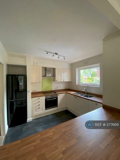 3 Bedroom Flat To Rent In High Point, Weybridge, KT13