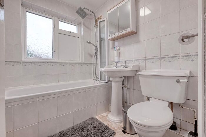 3 Bedroom Semi-detached House For Sale In Kingshurst Road, Birmingham, B31