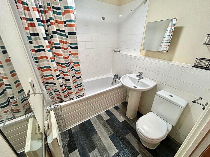 2 Bedroom Flat To Rent In Chamberlain Close, Ilford, IG1