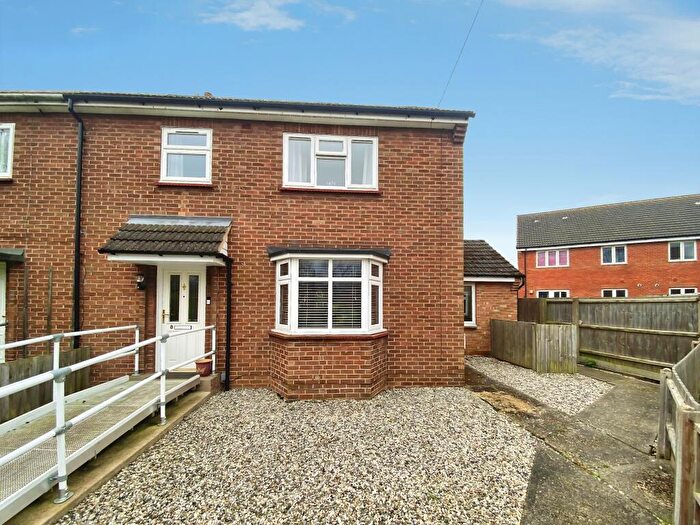 3 Bedroom Semi Detached House To Rent In Lime Grove, St Neots, PE19