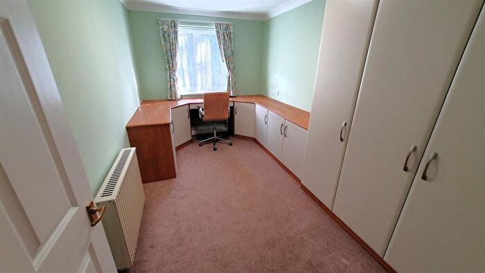 2 Bedroom Flat For Sale In Ringwood Road, Ferndown, BH22