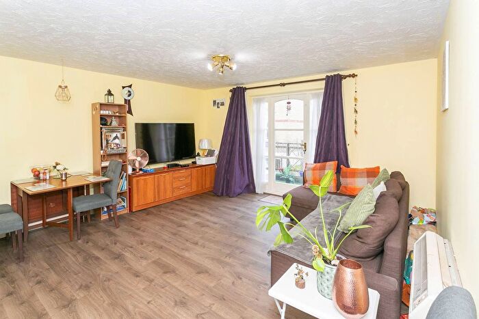 2 Bedroom Flat To Rent In Exceter Close, Watford, WD24