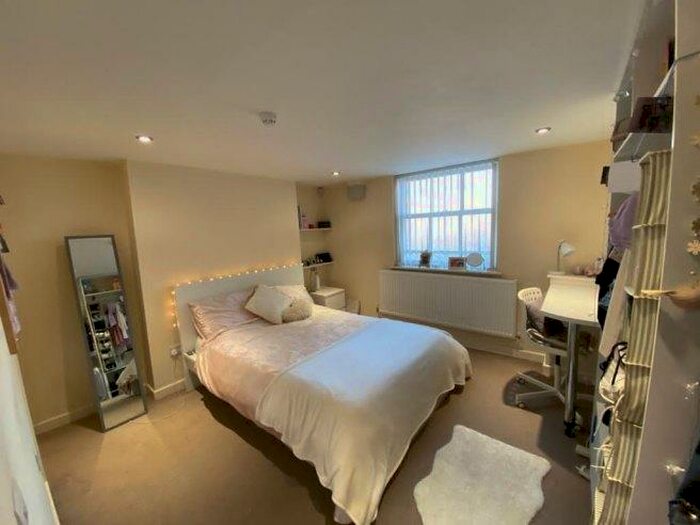 5 Bedroom Flat To Rent In North View, L7