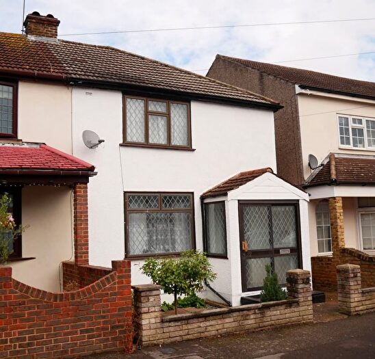 3 Bedroom Semi-detached House For Sale In Grovesnor Road, Romford, RM7
