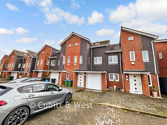 5 Bedroom Terraced House For Sale In Seaview Avenue, Peacehaven, East Sussex, BN10