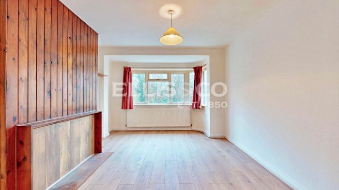 3 Bedroom Maisonette To Rent In Costons Lane, Greenford, UB6