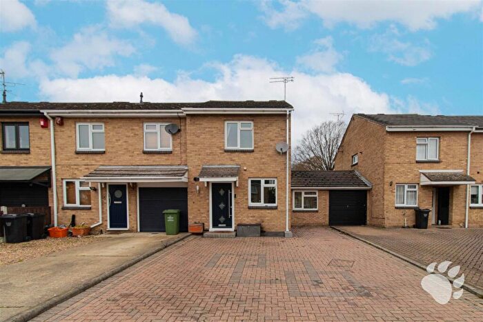 3 Bedroom End Of Terrace House For Sale In Queens Road, Steeple View, SS15