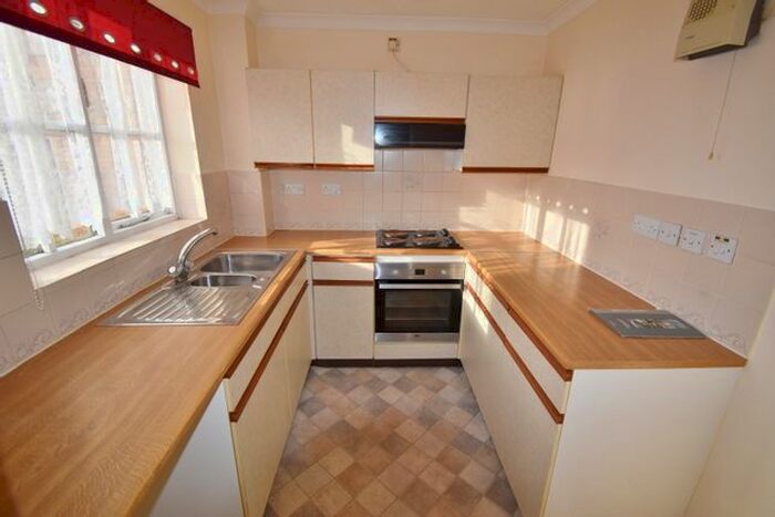 2 Bedroom Flat To Rent In Crabtree Close, Laira, Plymouth, PL3
