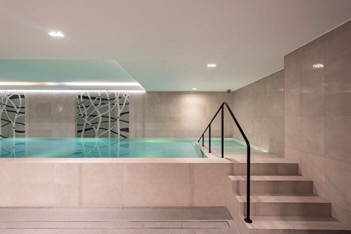 2 Bedroom Flat For Sale In Keybridge, Exchange Gardens, London, SW8 - Photo 3