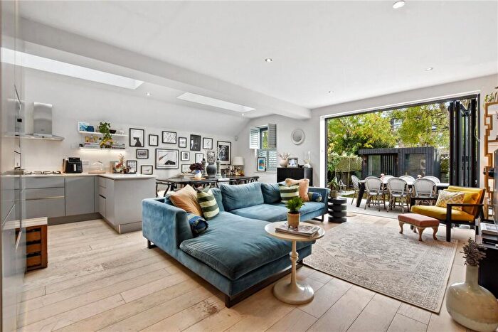 2 Bedroom Apartment For Sale In Leighton Gardens (Gff), London, NW10