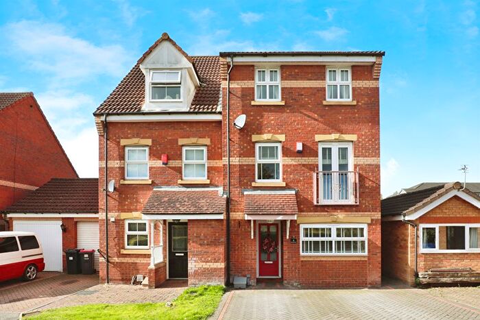 4 Bedroom Town House For Sale In Knavesmire Avenue, Dinnington, Sheffield, S25