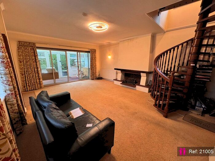 3 Bedroom Detached Bungalow For Sale In Lakenheath, London, N14