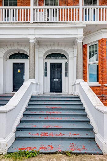 1 Bedroom Flat To Rent In Lewis Crescent, Cliftonville, Margate, Kent, CT9