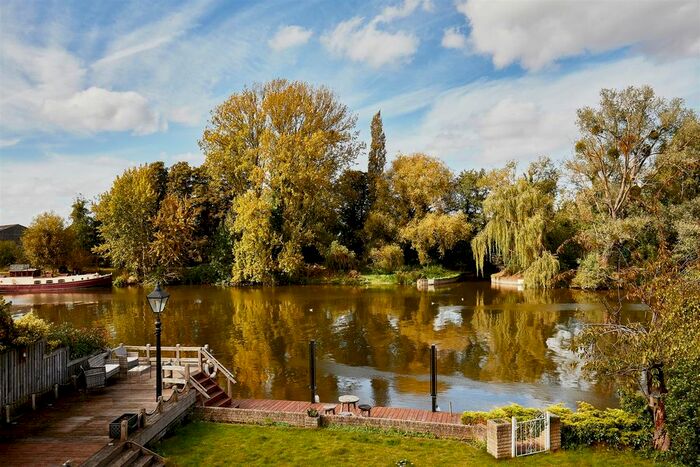 6 Bedroom Detached House To Rent In Old Ferry Drive, Wraysbury, TW19