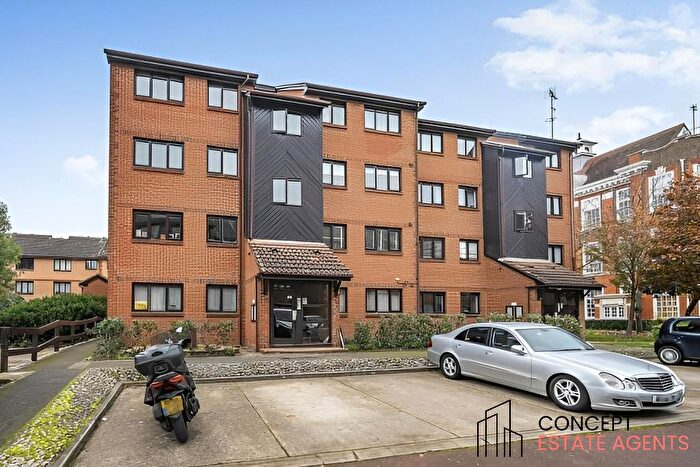 2 Bedroom Flat To Rent In Cross Road, London, SW19