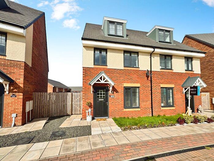 3 Bedroom Town House For Sale In Wagtail Gardens, Ryton, NE40