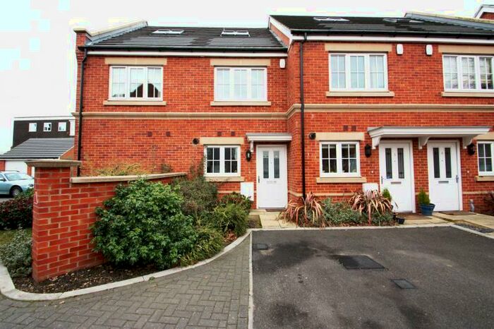 3 Bedroom Terraced House To Rent In Derisley Close, Byfleet, KT14