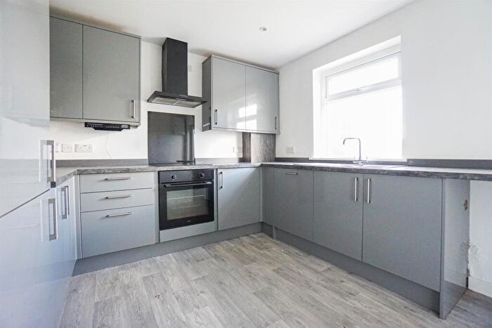 3 Bedroom End Of Terrace House For Sale In Oak Street, Hollingwood, Chesterfield, S43