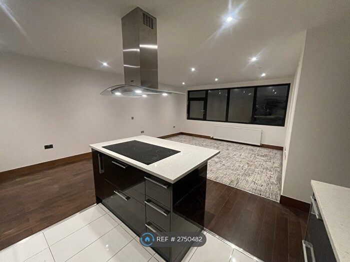 3 Bedroom Flat To Rent In Stoneham House, Croydon, CR0