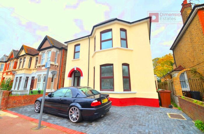 4 Bedroom Flat To Rent In Park Avenue, Barking, Essex, IG11