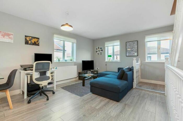 2 Bedroom Flat To Rent In Taffy's How, Mitcham, CR4