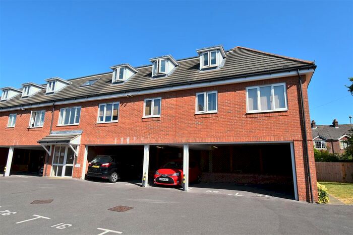 2 Bedroom Flat To Rent In Middleton Mews, Park Gate, Southampton, Hampshire, SO31