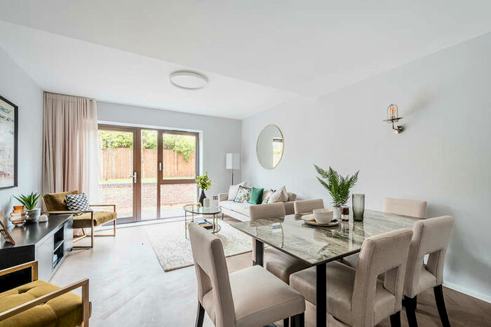 3 Bedroom Apartment To Rent In Navarino Mews, Navarino Grove, London Fields, E8