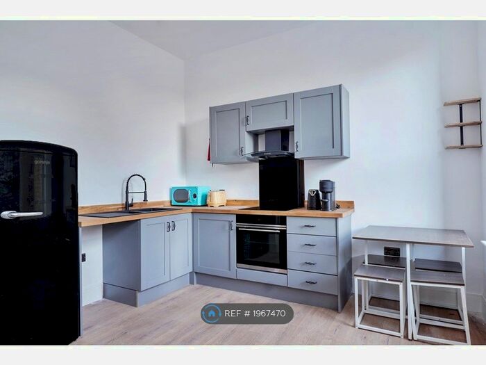 1 Bedroom Flat To Rent In Tudor House, Brighouse, HD6
