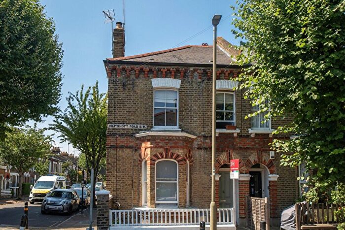 1 Bedroom Flat For Sale In Grayshott Road, London, SW11