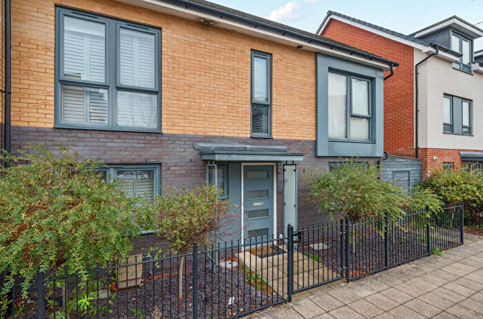 3 Bedroom Semi Detached House For Sale In Padworth Avenue, Reading, Berkshire, RG2