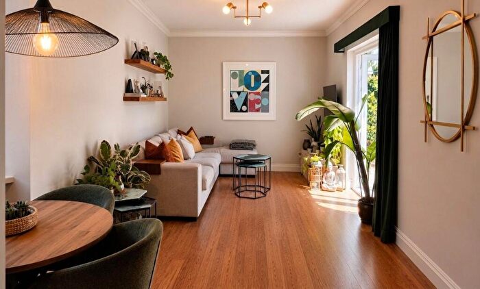 2 Bedroom Flat For Sale In Long Lane, London, N3