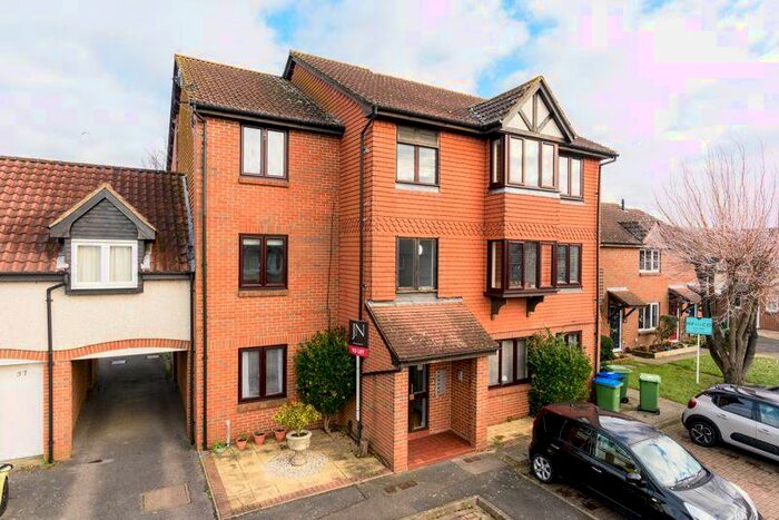 1 Bedroom Flat To Rent In Shaw Drive, Walton-on-Thames, KT12